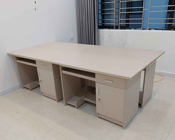 mẫu bàn làm việc đẹp có chỗ để máy tính cho nhân viên