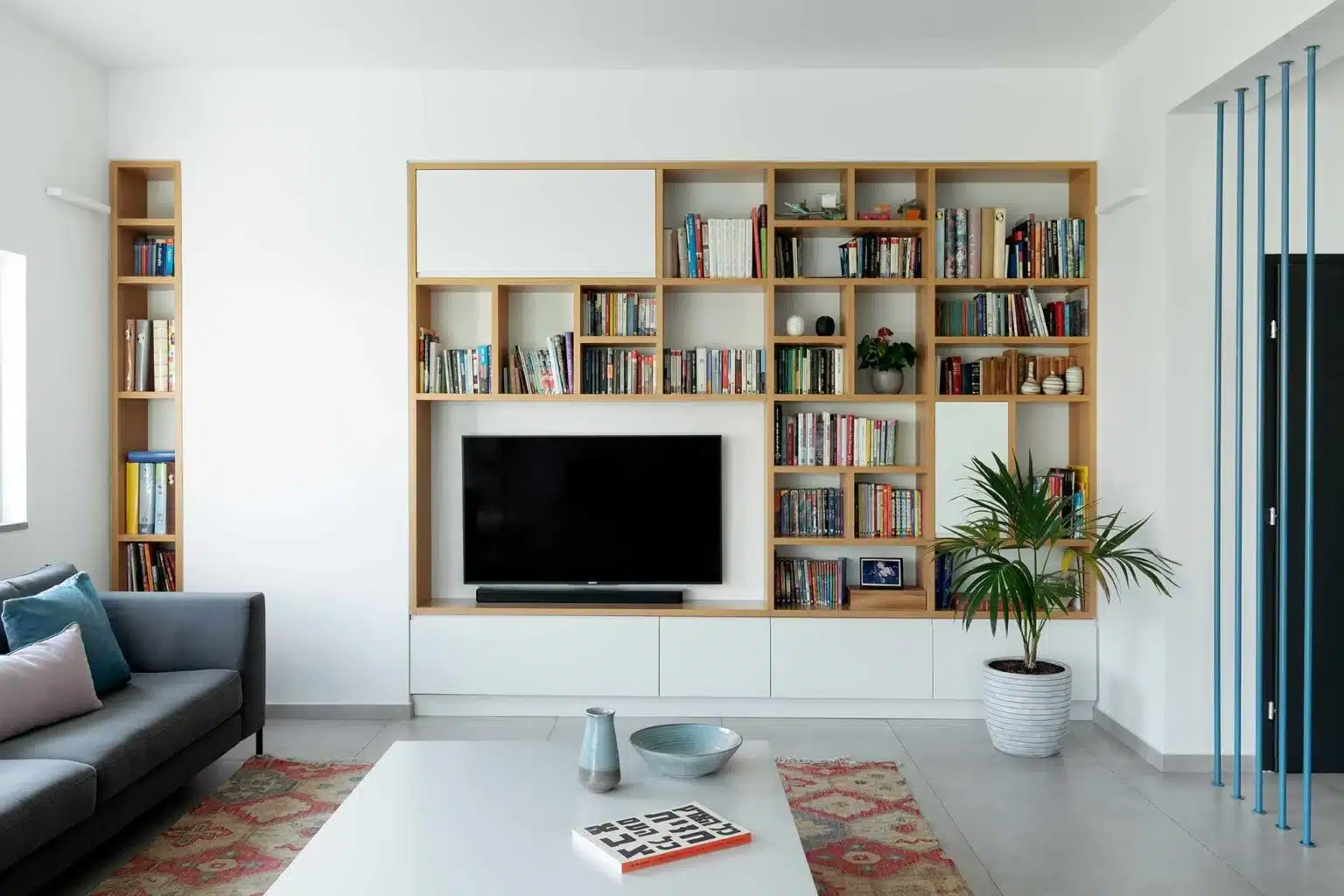 Mẫu tủ trang trí phòng khách ấn tượng đón đầu xu hướng 2025